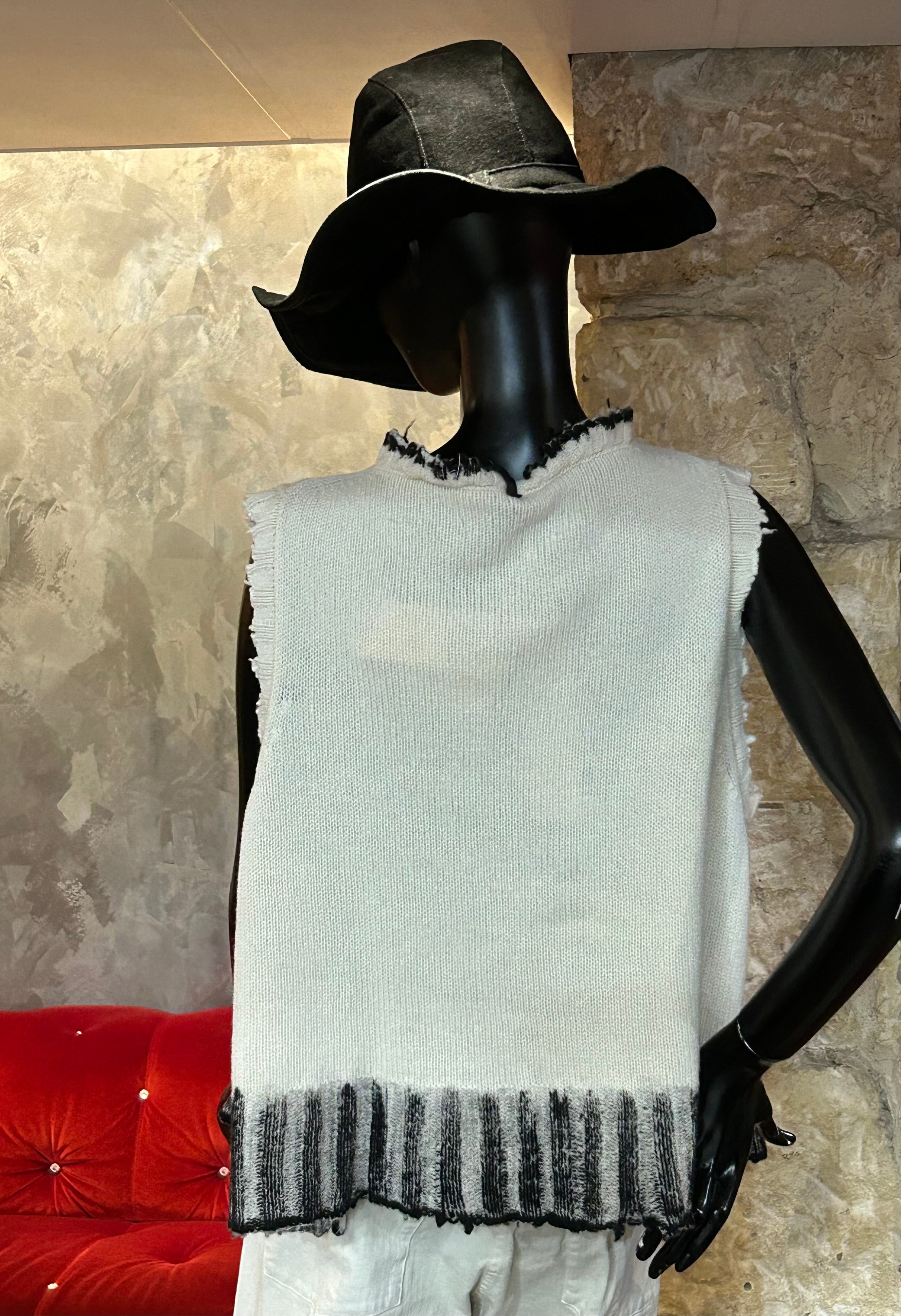GILET SANS MANCHES ÉCRU ET TIE