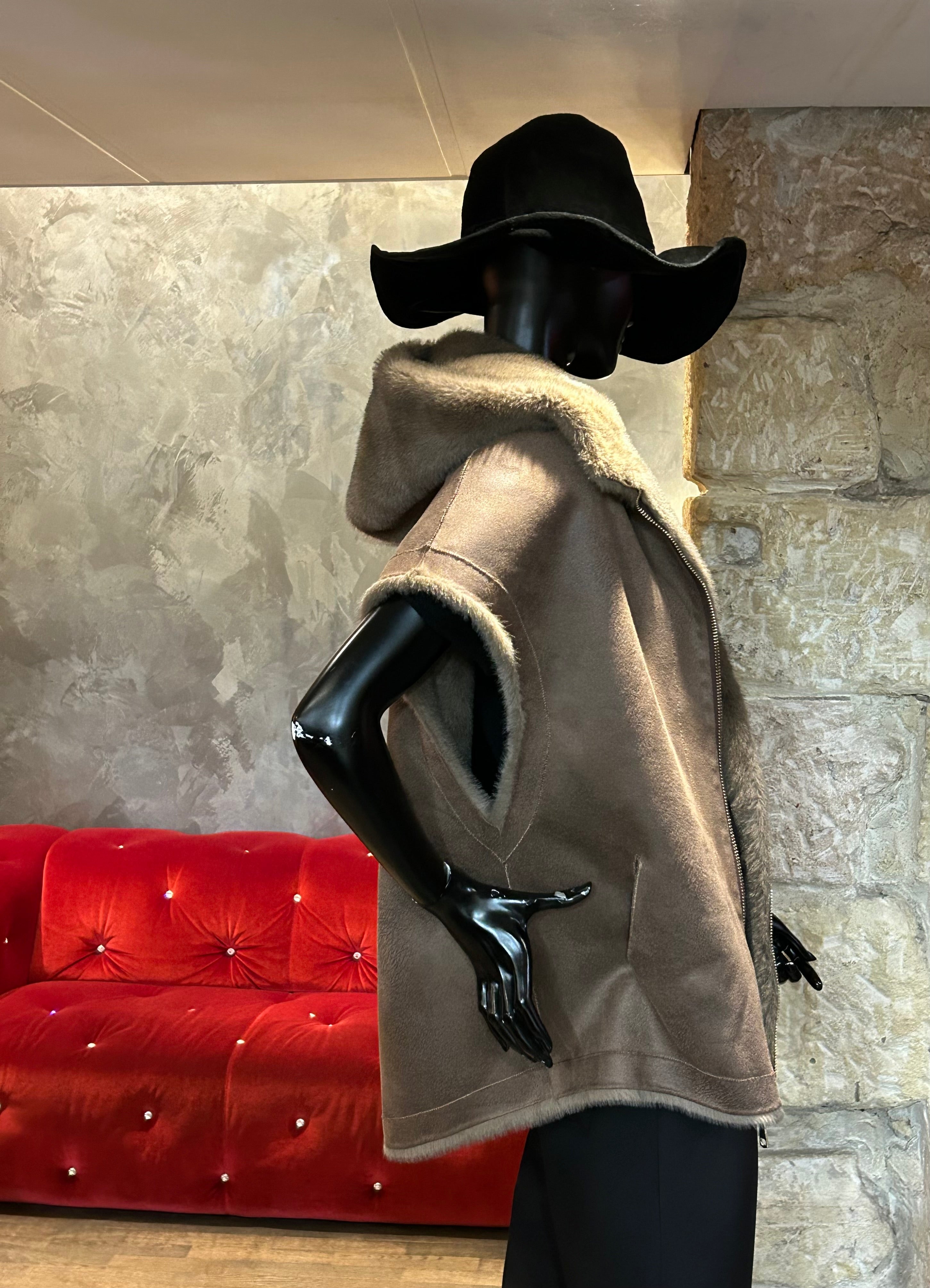 GILET HOODY FAUSSE FOURRURE SANS MANCHES REVERSIBLE