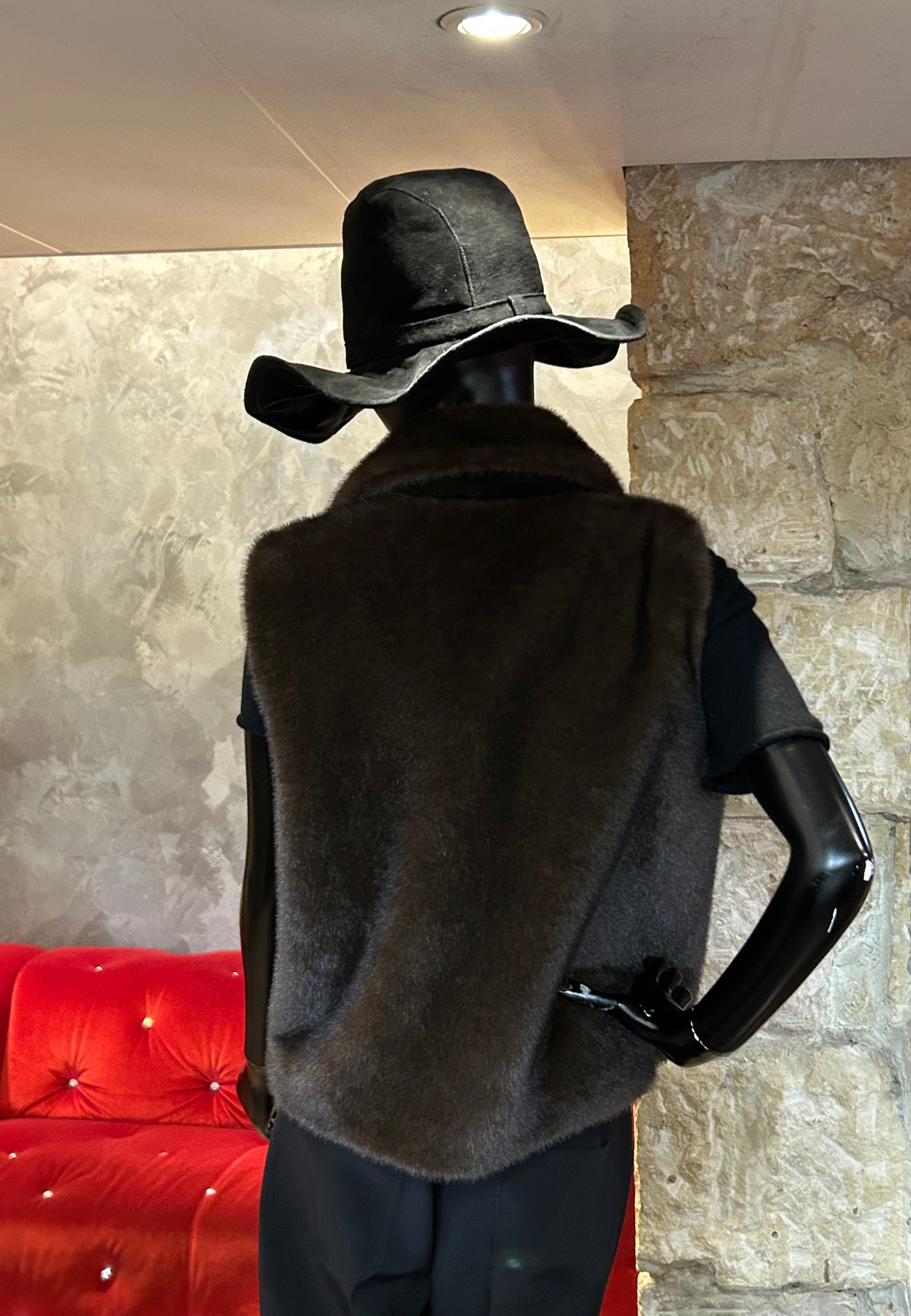 PERFECTO COURT SANS MANCHES EN FAUSSE FOURRURE