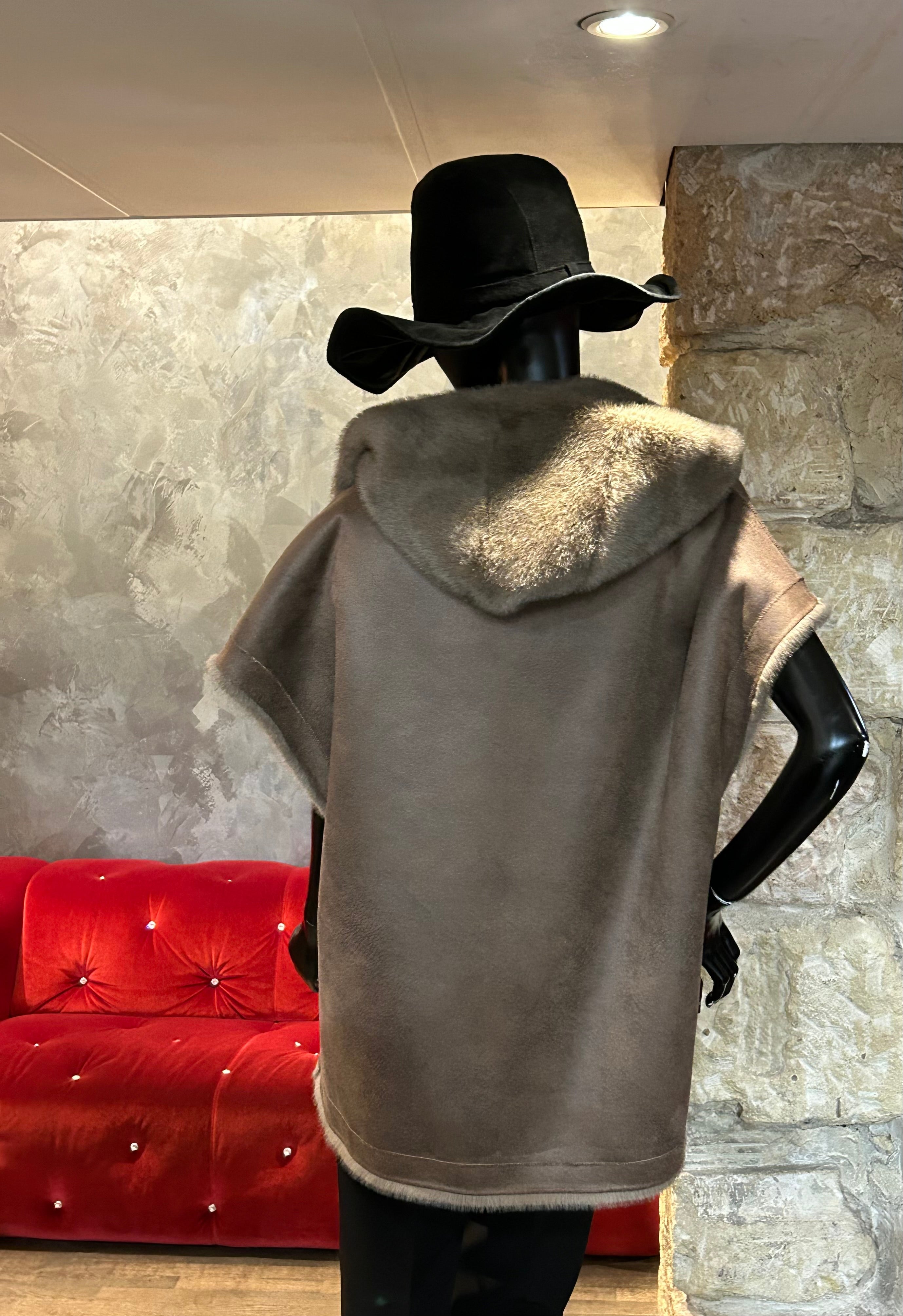 GILET HOODY FAUSSE FOURRURE SANS MANCHES REVERSIBLE