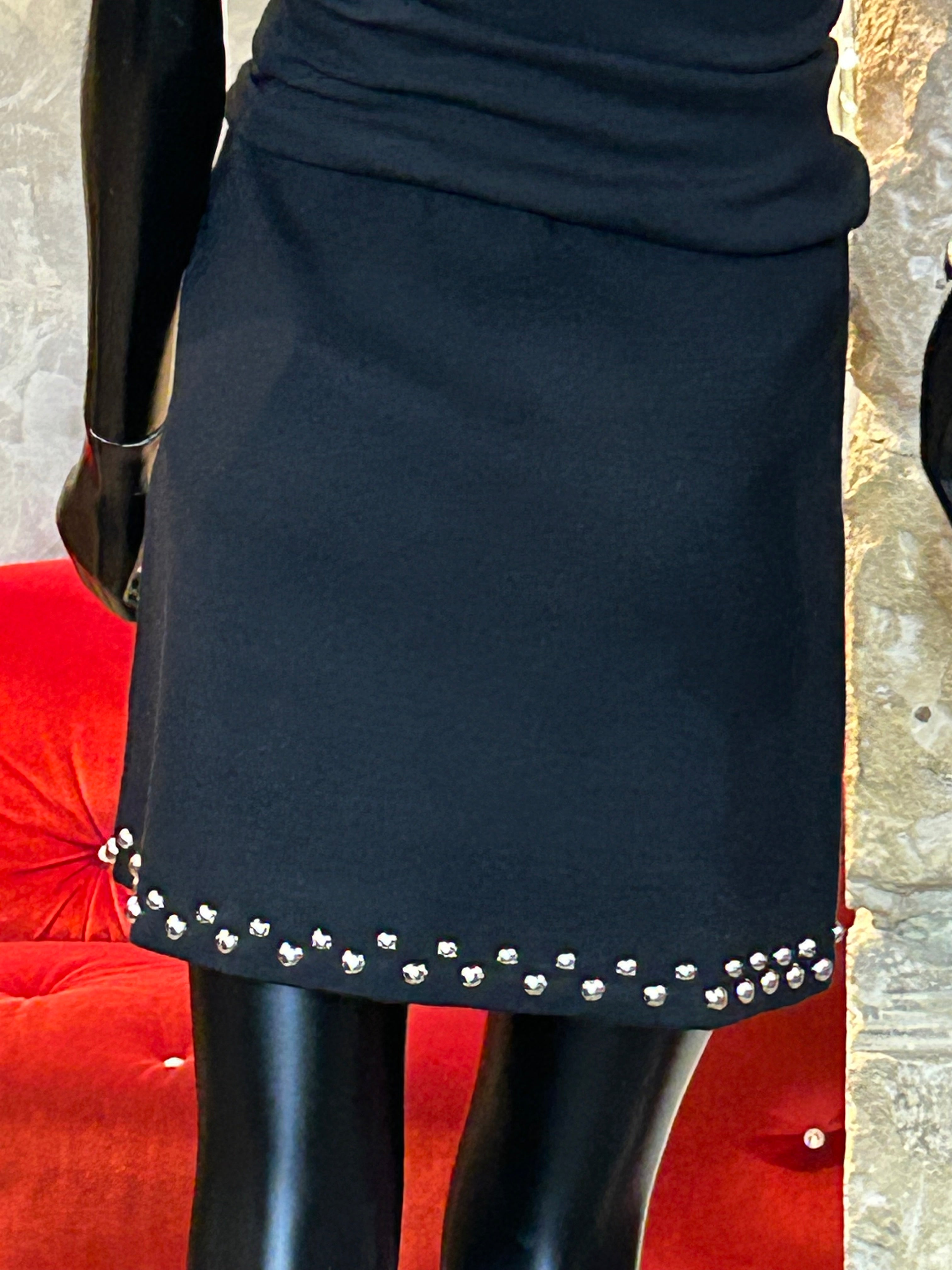 JUPE COURTE CLOUTÉE