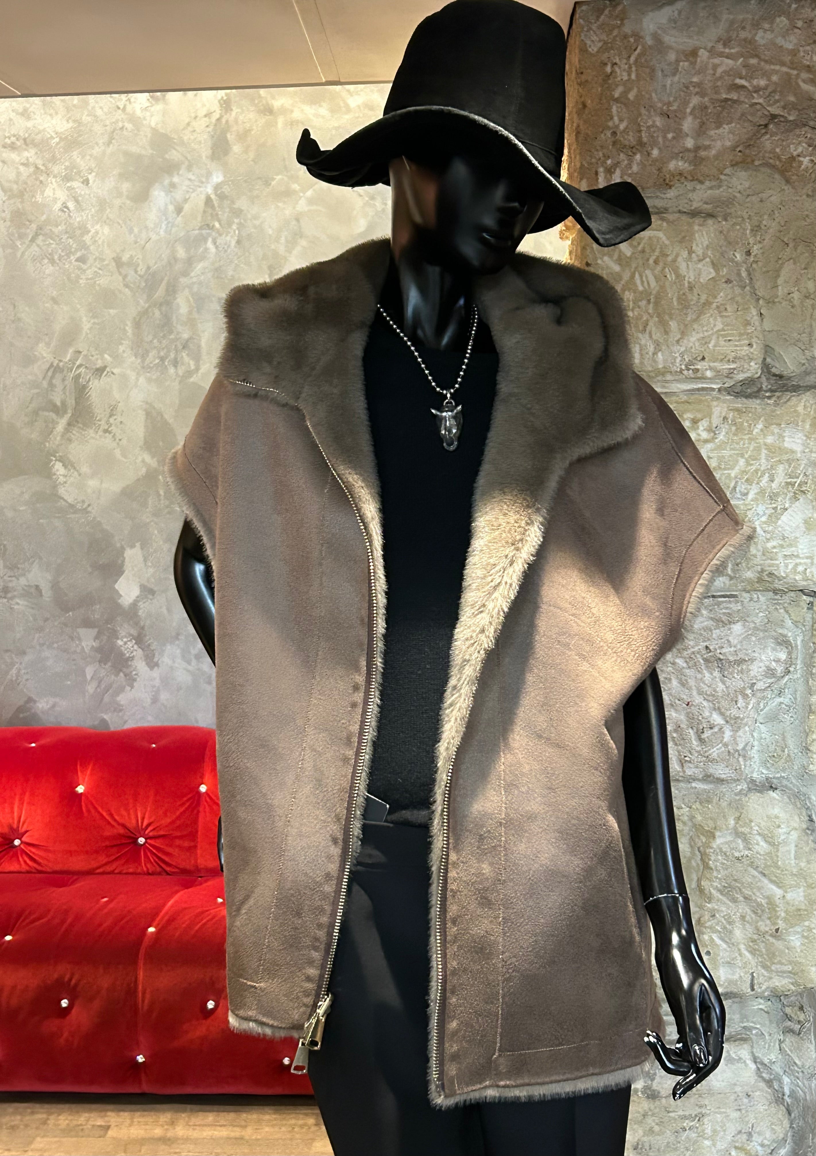 GILET HOODY FAUSSE FOURRURE SANS MANCHES REVERSIBLE