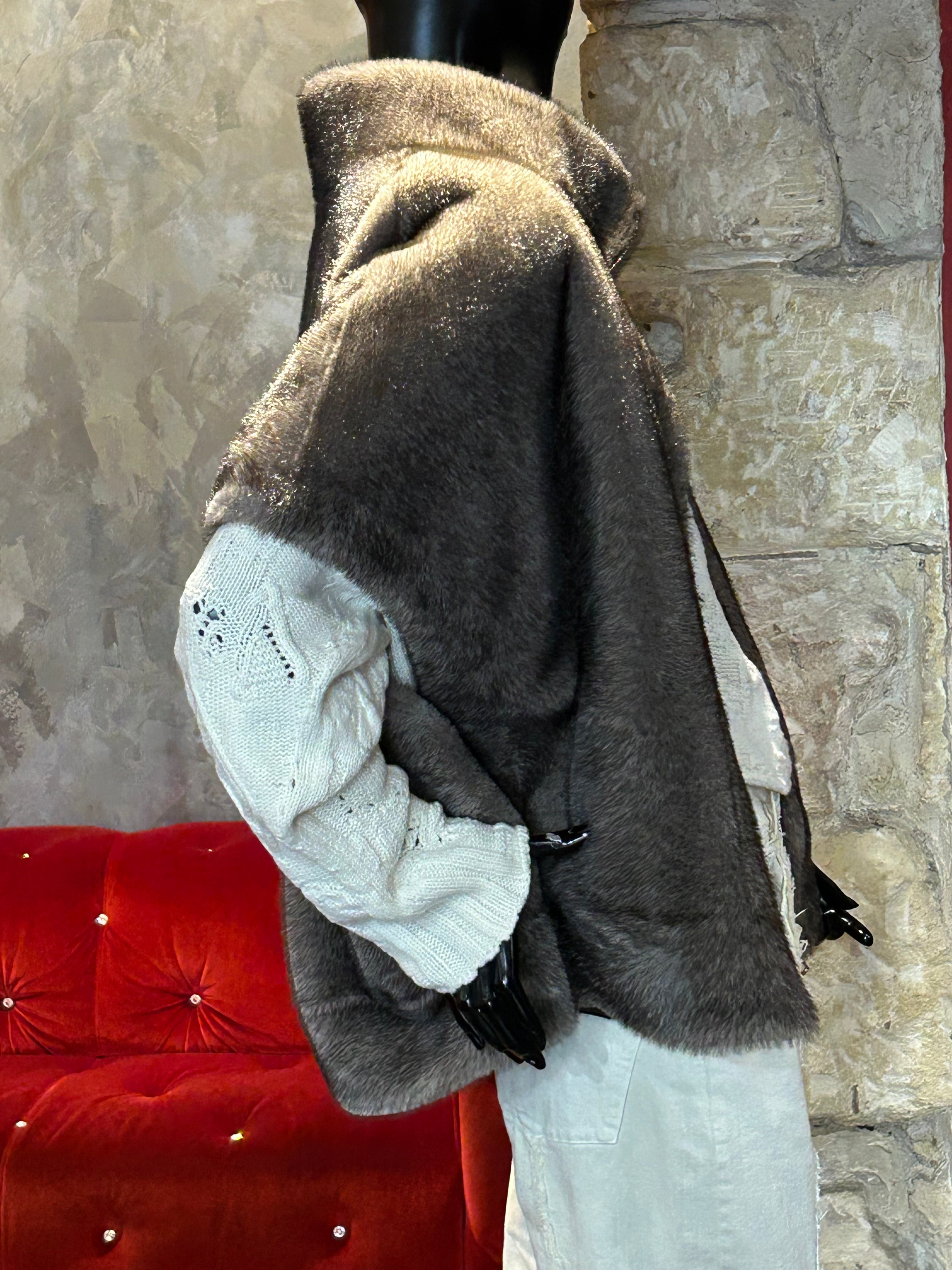 FAUX VISON REVERSIBLE SANS MANCHES GRIS ARGENTE