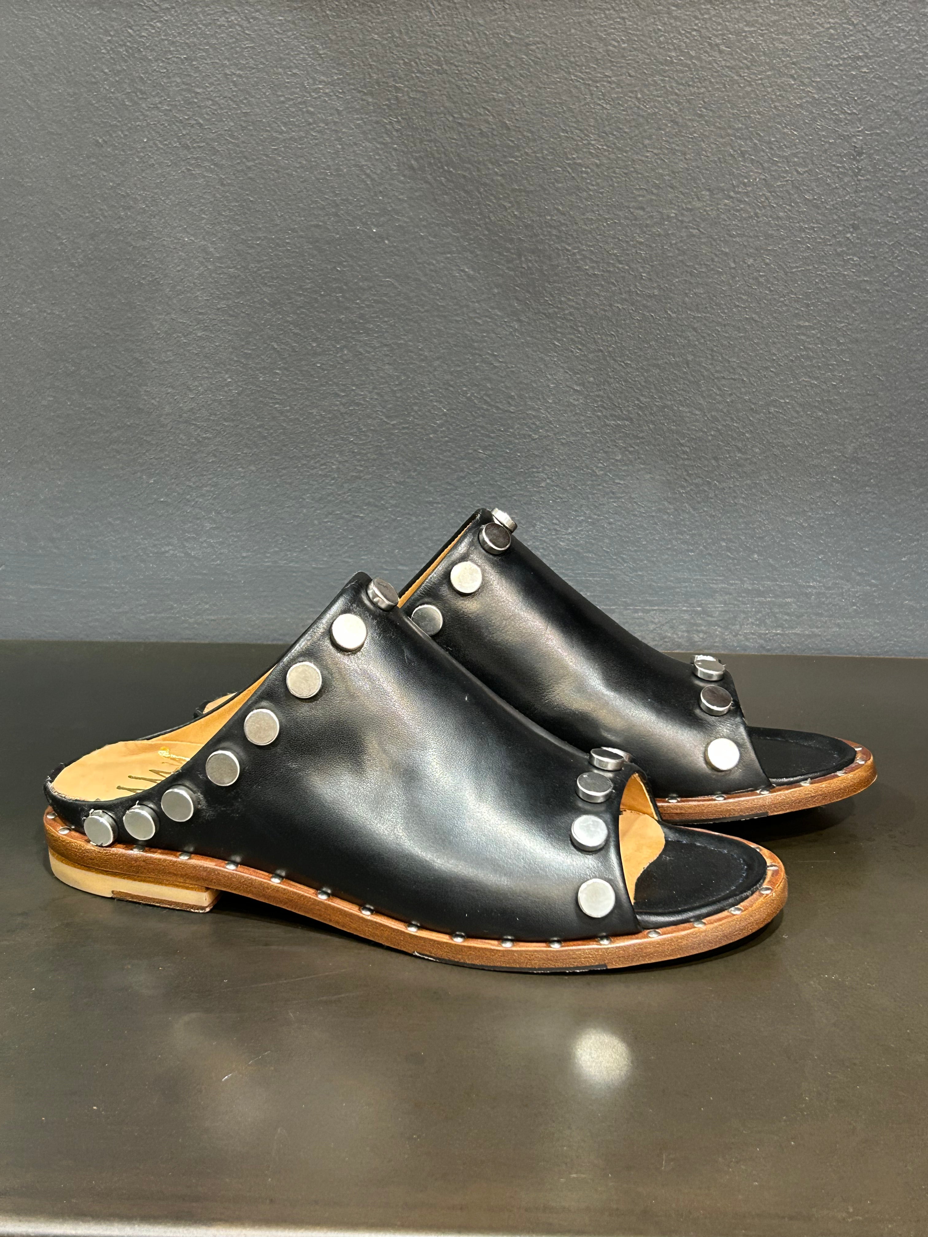 MULES PLATES CLOUTEES NOIRES